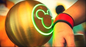 迪士尼乐园推电子门票腕带MagicBand